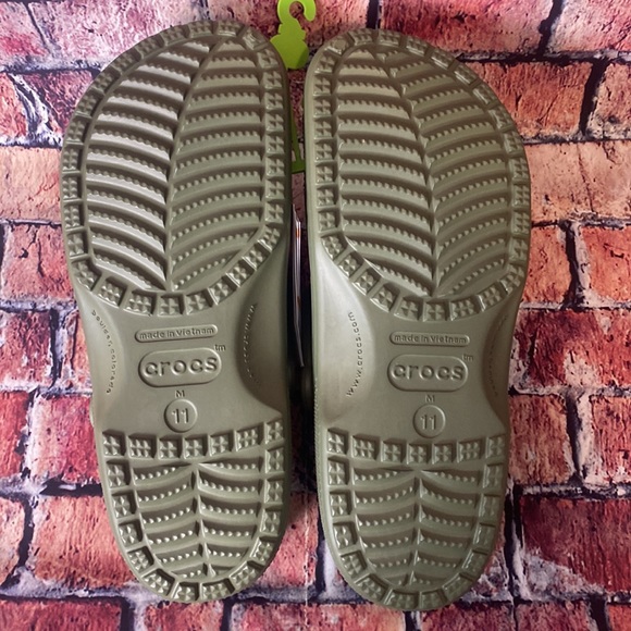Crocs CLASSIC CLOG in Army Green - Picture 5 of 8